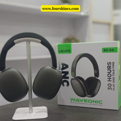 Black headphones on a stand with their packaging in the background, featuring the brand 'BLUKS'.